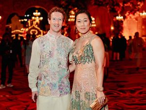 Adu Glamor Tamu Pesta Crazy Rich Asia, Istri Mark Zuckerberg Pakai Gaun Emas Adu Glamor Tamu Pesta Crazy Rich Asia, Istri Mark Zuckerberg Pakai Gaun Emas