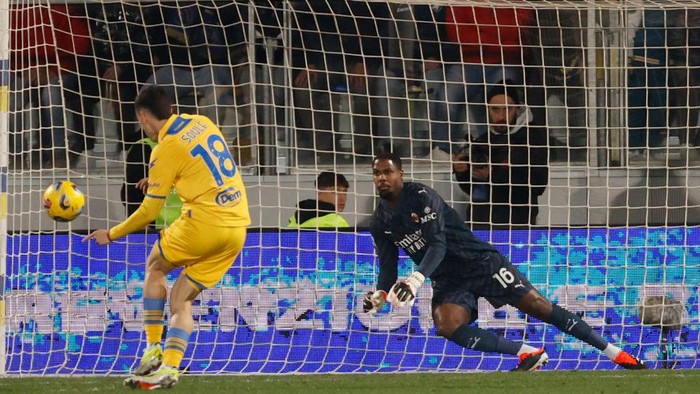 Frosinone, Matias Soule Matias Soule of Frosinone is scoring their first goal on a penalty during the Serie A soccer match between SSC Frosinone Calcio and AC Milan at Stadio Stirpe in Frosinone, Italy, on February 3, 2024. (Photo by Ciro De Luca/NurPhoto via Getty Images)