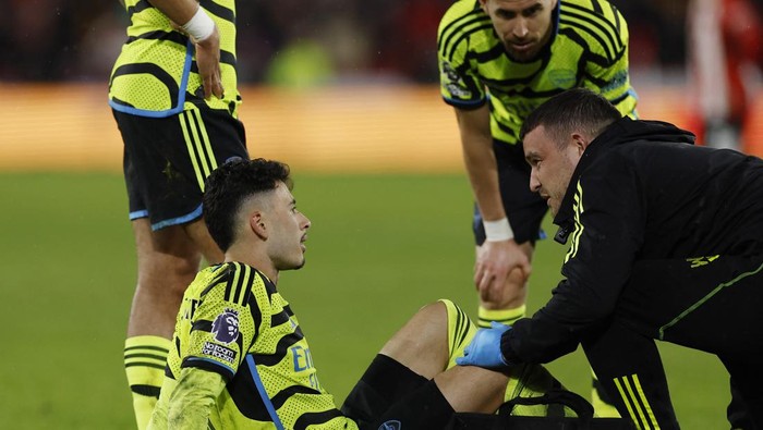 Soccer Football - Premier League - Sheffield United v Arsenal - Bramall Lane, Sheffield, Britain - March 4, 2024 Arsenals Gabriel Martinelli receives medical attention after sustaining an injury Action Images via Reuters/Jason Cairnduff NO USE WITH UNAUTHORIZED AUDIO, VIDEO, DATA, FIXTURE LISTS, CLUB/LEAGUE LOGOS OR LIVE SERVICES. ONLINE IN-MATCH USE LIMITED TO 45 IMAGES, NO VIDEO EMULATION. NO USE IN BETTING, GAMES OR SINGLE CLUB/LEAGUE/PLAYER PUBLICATIONS.
