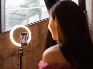 Pria China Habis Rp 8,7 Miliar untuk Sawer Streamer Cewek Idola Pria China Habis Rp 8,7 Miliar untuk Sawer Streamer Cewek Idola