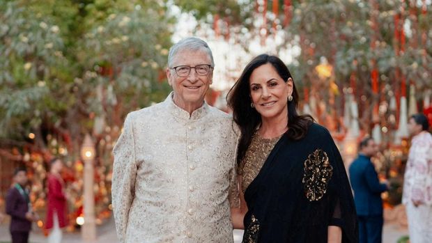 INDIA-AMBANI/MARRIAGE Bill Gates and Paula Hurd pose during the pre-wedding celebrations of Anant Ambani, son of Mukesh Ambani and Radhika Merchant, daughter of industrialist Viren Merchant, in Jamnagar, Gujarat, India, March 3, 2024. Reliance Industries/Handout via REUTERS THIS IMAGE HAS BEEN SUPPLIED BY A THIRD PARTY. NO RESALES. NO ARCHIVES.
