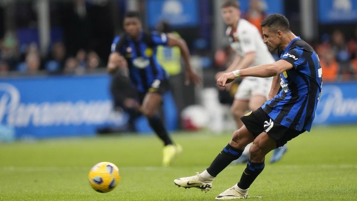 Inter Milan, Alexis Sanchez Inter Milan's Alexis Sanchez scores from penalty the second goal against Genoa during a Serie A soccer match between Inter Milan and Genoa at the San Siro stadium in Milan, Italy, Monday, March 4, 2024. (AP Photo/Luca Bruno)