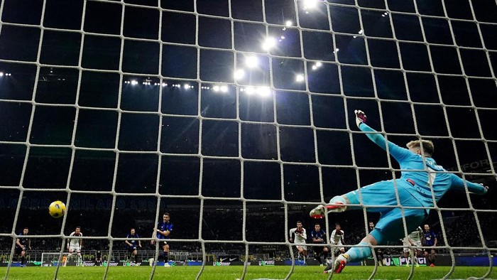 Soccer Football - Serie A - Inter Milan v Genoa - San Siro, Milan, Italy - March 4, 2024 Inter Milans Alexis Sanchez scores their second goal from the penalty spot past Genoas Josep Martinez REUTERS/Daniele Mascolo