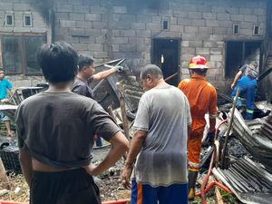 2 Rumah di BTN Sakina Makassar Hangus Terbakar, Damkar Turjunkan 5 Armada 2 Rumah di BTN Sakina Makassar Hangus Terbakar, Damkar Turjunkan 5 Armada