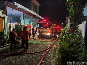 Rumah Purnawirawan TNI di Jalan Hayam Wuruk Surabaya Terbakar