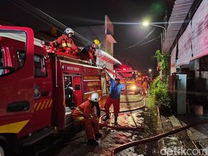 Diduga Korsleting Listrik, Rumah Purnawirawan TNI di Surabaya Terbakar