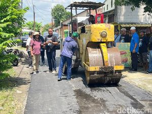 Keluarga Jokowi-Relawan Iuran Perbaiki Jalan Klodran-Banyuanyar