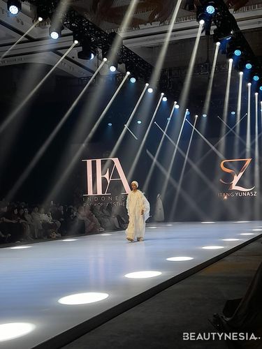 Koleksi Itang Yunasz di Indonesia Fashion Aesthetics 2024