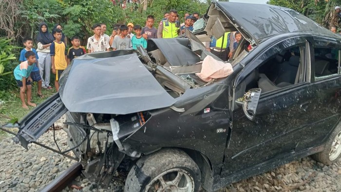 Kondisi mobil yang tertabrak kereta api.