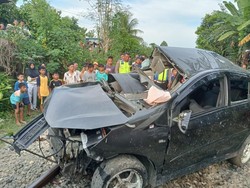 Mobil Terseret 600 Meter Usai Tertabrak KA di Tebing Tinggi, 2 Luka Berat
