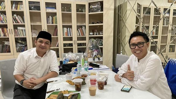 Kulineran Seru Pasha Ungu Bareng Istri dan Teman Artis