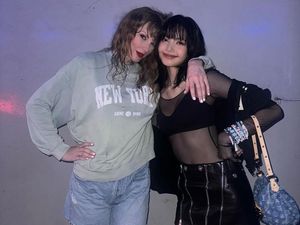 Lisa BLACKPINK Nonton The Eras Tour & Foto Bareng Taylor Swift di Singapura