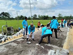 Mahasiswa Ngawi Pilih Bagikan Beras ke Warga daripada Demo Pemilu 2024