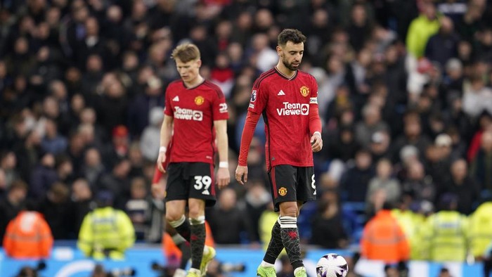 Manchester Uniteds Scott McTominay, left and Manchester Uniteds Bruno Fernandes react after Manchester Citys Phil Foden scored his sides second goal during an English Premier League soccer match between Manchester City and Manchester United at the Etihad Stadium in Manchester, England, Sunday, March 3, 2024. (AP Photo/Dave Thompson)