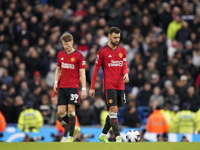 Manchester United's Scott McTominay, left and Manchester United's Bruno Fernandes react after Manchester City's Phil Foden scored his side's second goal during an English Premier League soccer match between Manchester City and Manchester United at the Etihad Stadium in Manchester, England, Sunday, March 3, 2024. (AP Photo/Dave Thompson)