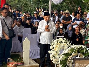 Suasana Pemakaman Solihin GP di TMP Cikutra, Dihadiri JK-Bey Machmudin