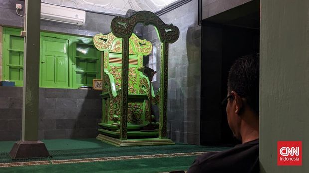 Masjid Ki Ageng Henis atau Masjid Laweyan merupakan salah satu masjid peninggalan Keraton Surakarta, difoto, Jumat (1/3/2024). Masjid ini berada di tepi Kali Jenes--anak sungai Bengawan Solo--, Kampung Belukan Kelurahan Pajang, Kecamatan Laweyan, Solo, Jawa Tengah. (CNNIndonesia/Rosyid)