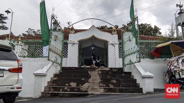 Masjid Ki Ageng Henis atau Masjid Laweyan merupakan salah satu masjid peninggalan Keraton Surakarta, difoto, Jumat (1/3/2024). Masjid ini berada di tepi Kali Jenes--anak sungai Bengawan Solo--, Kampung Belukan Kelurahan Pajang, Kecamatan Laweyan, Solo, Jawa Tengah. (CNNIndonesia/Rosyid)