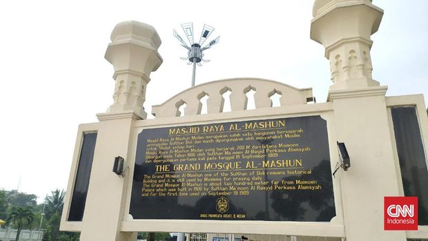 suasana tampak luar Masjid Raya Al-Mashun, salah satu masjid besar yang tua di Kota Medan, Sumatera Utara, Jumat (1/3/2024). (CNNIndonesia/Farida)