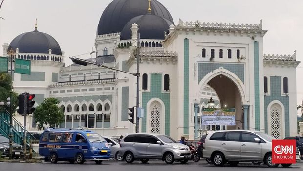 suasana tampak luar Masjid Raya Al-Mashun, salah satu masjid besar yang tua di Kota Medan, Sumatera Utara, Jumat (1/3/2024). (CNNIndonesia/Farida)