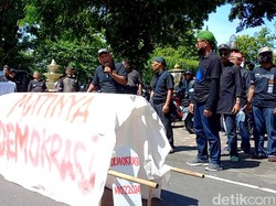 Unjuk Rasa Bawa Keranda Mayat, Aktivis Tulungagung Dukung Hak Angket Pemilu