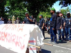 Unjuk Rasa Bawa Keranda Mayat, Aktivis Tulungagung Dukung Hak Angket Pemilu Unjuk Rasa Bawa Keranda Mayat, Aktivis Tulungagung Dukung Hak Angket Pemilu
