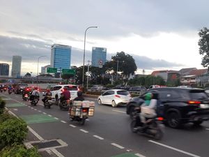 Massa Demo Bubar, Lalin Jl Gatot Subroto di Depan DPR Mulai Lancar