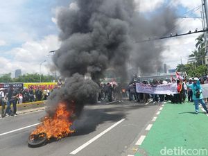Massa Demo di Depan Gedung DPR Bakar Ban, Jalan Gatsu Arah Slipi Ditutup Massa Demo di Depan Gedung DPR Bakar Ban, Jalan Gatsu Arah Slipi Ditutup
