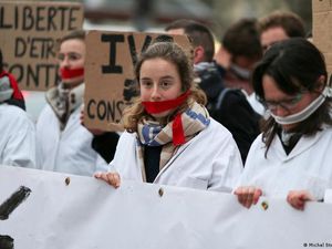 Mengapa Prancis Kukuhkan Hak Aborsi dalam Konstitusinya?