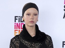 Aktris Mia Goth Bantah Sengaja Tendang Kepala Aktor Figuran Saat Syuting