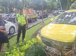 Ayla Nyelonong Masuk Taman di Jalan Veteran Kota Malang