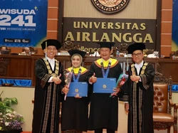 Bupati Lamongan dan Istri Wisuda S2 Bareng di Unair, Lulus Prodi yang Sama