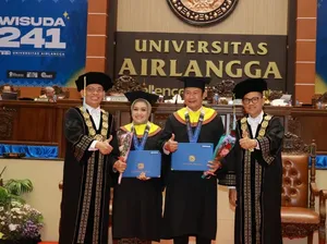 Bupati Lamongan dan Istri Wisuda S2 Bareng di Unair, Lulus Prodi yang Sama Bupati Lamongan dan Istri Wisuda S2 Bareng di Unair, Lulus Prodi yang Sama
