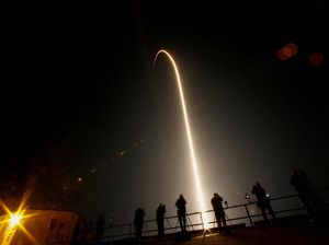 Momen Falcon 9 SpaceX Meluncur ke Antariksa Bawa Astronaut Momen Falcon 9 SpaceX Meluncur ke Antariksa Bawa Astronaut