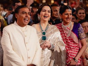 Profil Mukesh Ambani yang Habiskan Rp 9,7 Triliun buat Nikahkan Anak