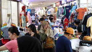 Pasar Tanah Abang Ramai Pembeli, Pedagang Senang