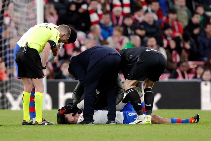 BILBAO, SPAIN - MARCH 3: Pedri Gonzalez of FC Barcelona injury  during the LaLiga EA Sports  match between Athletic de Bilbao v FC Barcelona at the San Mames Stadium on March 3, 2024 in Bilbao Spain (Photo by David S. Bustamante/Soccrates/Getty Images)