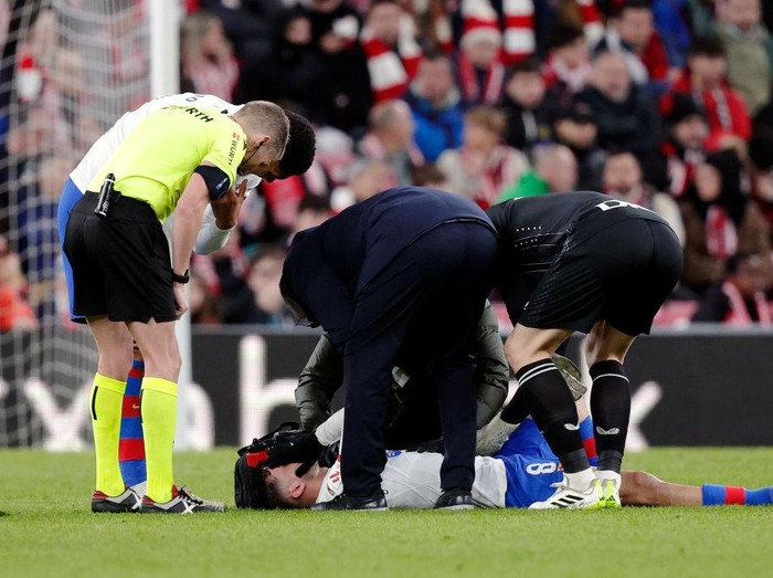 BILBAO, SPAIN - MARCH 3: Pedri Gonzalez of FC Barcelona injury  during the LaLiga EA Sports  match between Athletic de Bilbao v FC Barcelona at the San Mames Stadium on March 3, 2024 in Bilbao Spain (Photo by David S. Bustamante/Soccrates/Getty Images)