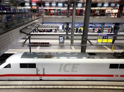 Pasangan Full Senyum, Kereta di Jerman akan Sediakan Kabin untuk Ciuman