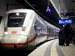 Aksi Nekat Pria Bertaruh Nyawa di Kereta Berkecepatan Tinggi