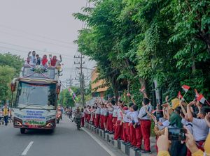 Usai Penantian 10 Tahun, Masyarakat Gresik Sambut Kirab Piala Adipura