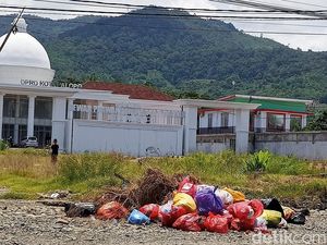 Ironis! Kota Palopo Raih Adipura Tapi Sampah Menumpuk di Jalan Raya