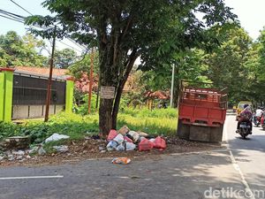 Sampah Menumpuk di Pinggir Jalan Raya, Pemkot Palopo Salahkan Warga Sampah Menumpuk di Pinggir Jalan Raya, Pemkot Palopo Salahkan Warga