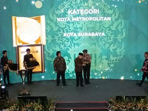 Menteri LHK & Wapres Serahkan Piala Adipura Kencana 2023 ke 5 Kepala Daerah