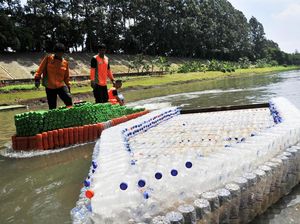 Keren! UPS Badan Air DKI Bikin Perahu dari Sampah Botol Plastik Keren! UPS Badan Air DKI Bikin Perahu dari Sampah Botol Plastik