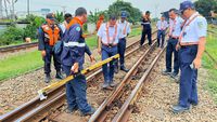 Persiapan Mudik, KAI Inspeksi Jalur Kereta Cikampek-Cikarang Pakai Dresin