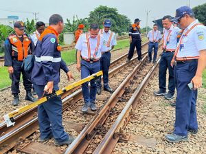 Persiapan Mudik, KAI Inspeksi Jalur Kereta Cikampek-Cikarang Pakai Dresin