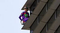 Aksi Spiderman Panjat Gedung 47 Lantai di Filipina