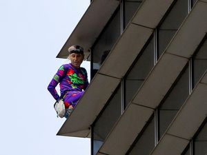 Aksi Spiderman Panjat Gedung 47 Lantai di Filipina Aksi Spiderman Panjat Gedung 47 Lantai di Filipina