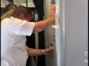 Penumpang Pria Setengah Jam Terjebak di Toilet Hingga Buat Pilot Turun Tangan Penumpang Pria Setengah Jam Terjebak di Toilet Hingga Buat Pilot Turun Tangan